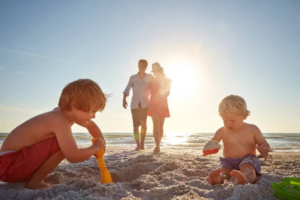 Ora Giocare Spiaggia Due Ragazzini Che Giocano Spiaggia Con Genitori — Foto Stock