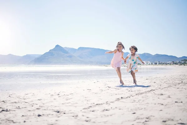 Mädchen Die Händchen Halten Und Strand Laufen Mit Platz Für — Stockfoto