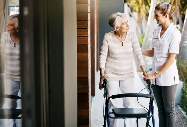 Mostrare Cura Supporto Differenza Infermiera Che Assiste Paziente Anziano Fuori — Foto Stock