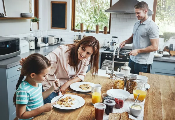他们总是像一家人一样兴高采烈 一家人在家里一起吃早餐 — 图库照片