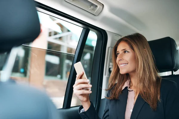 Det Ser Som Mogen Affärskvinna Som Använder Mobiltelefon Baksätet Bil — Stockfoto