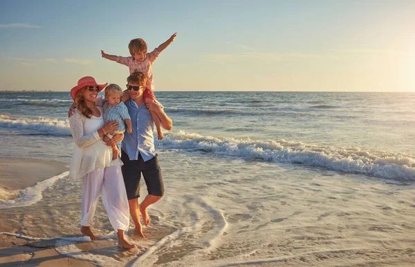 Любимая Летняя Семейная Деятельность Молодая Семья Наслаждающаяся Днем Пляже — стоковое фото