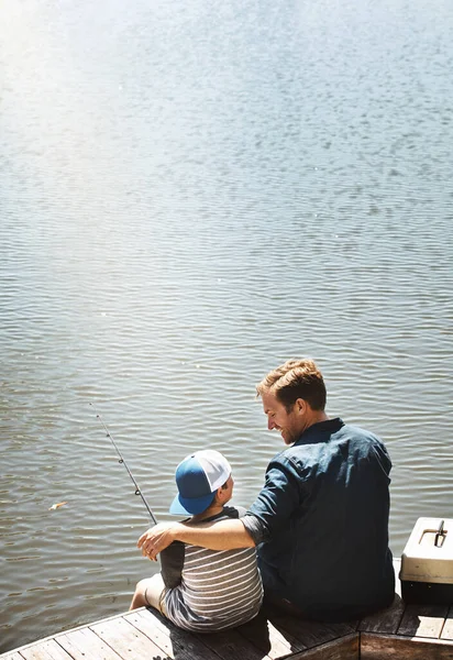 Περνάμε Άλλο Ένα Σαββατοκύριακο Ψαρεύοντας Μαζί Πλάνα Τον Πατέρα Και — Φωτογραφία Αρχείου