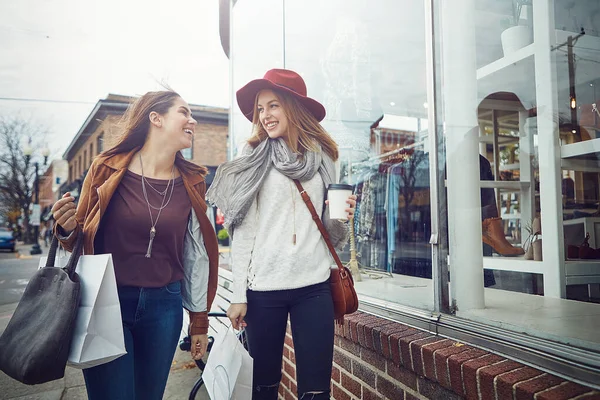 Needed Day Two Young Women Out Shopping Spree — Stock Photo, Image