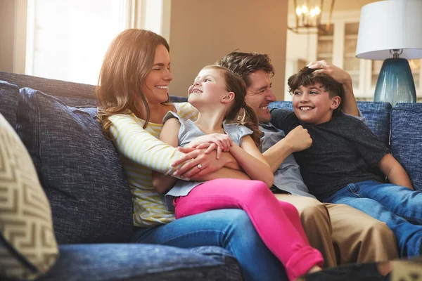 Kinderen Brengen Vreugde Leven Een Huis Een Gelukkige Familieband Thuis — Stockfoto