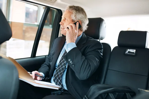 旅行适合一个时髦的行政人员 一个在汽车后座上使用手机的成熟商人 — 图库照片