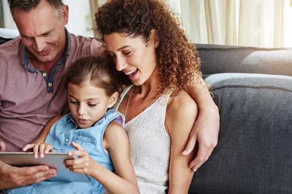 Užívá Rodinnou Zábavu Online Rodina Používající Digitální Tablet Při Společném — Stock fotografie