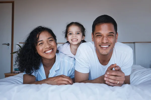 Yatak Odasındaki Bir Aileyi Bağlamak Sevmek Portre Yapmak Rahatlatıcı Kaliteli — Stok fotoğraf