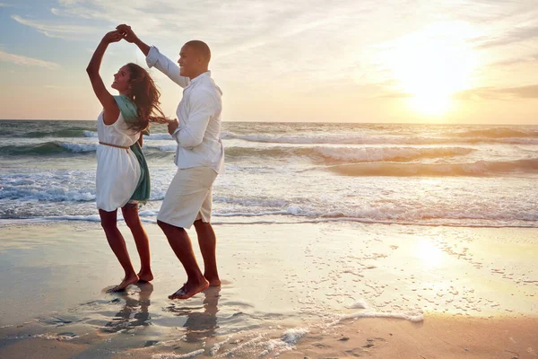 День Який Ніколи Забуде Романтична Пара Танцює Пляжі Заході Сонця — стокове фото