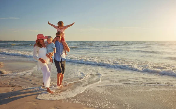 Léto Mnohem Lepší Rodinou Mladá Rodina Užívá Den Pláži — Stock fotografie
