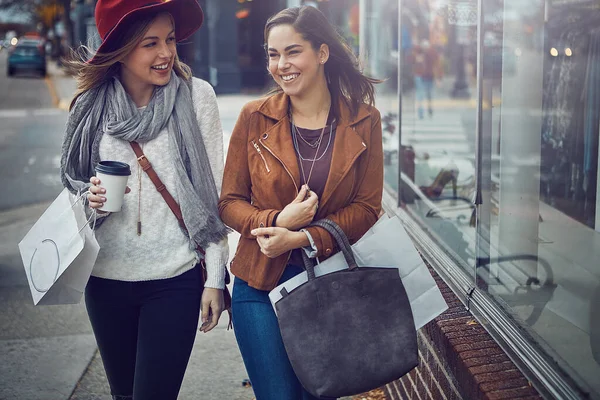 Hová Megyünk Legközelebb Két Fiatal Barátnő Sétálgat Belvárosban Miközben Bevásárolnak — Stock Fotó