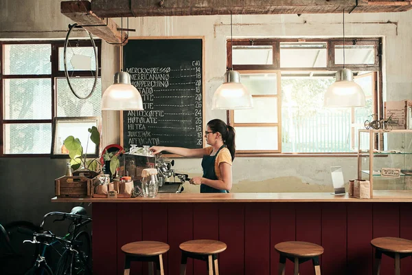 그녀는 마을에서 커피를 만듭니다 커피숍에서 일하는 바리스타 — 스톡 사진