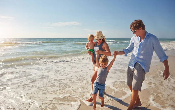 Oğulları Sahile Bayılır Genç Bir Aile Sahilde Bir Yaz Gününün — Stok fotoğraf