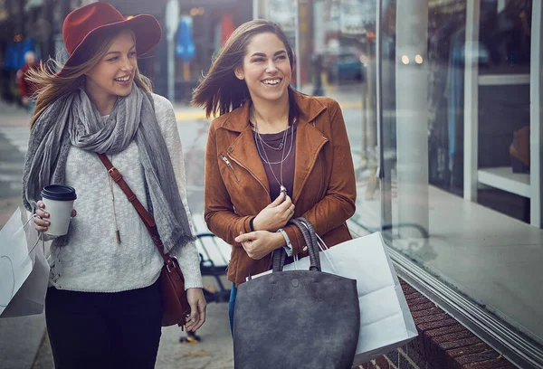 Gaat Niets Boven Retail Therapie Twee Jonge Vriendinnen Wandelen Rond — Stockfoto