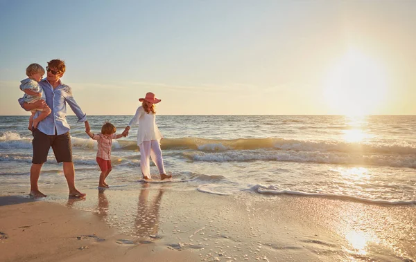 Tempo Praia Com Seus Meninos Adoráveis Uma Jovem Família Desfrutando — Fotografia de Stock