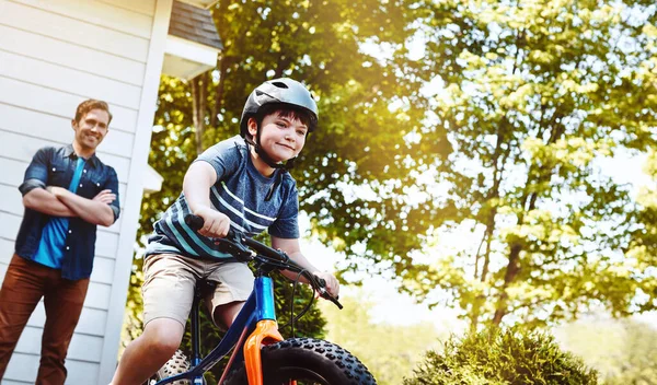 Jeune Garçon Vélo Avec Son Père Arrière Plan — Photo