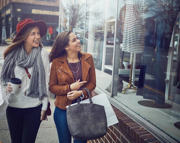 这一个看起来不错 两个年轻的女朋友在市中心疯狂购物的时候走着 — 图库照片