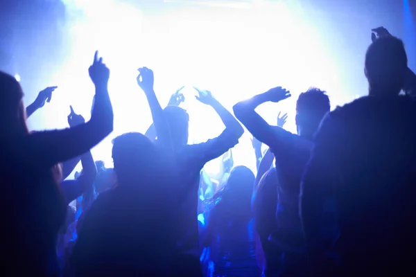Blauw Neonlicht Dansende Mensen Muziekfestival Van Achter Licht Energie Bij — Stockfoto