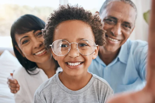 Glasögon Morföräldrar Och Selfie Leende Med Barn Vardagsrummet Binda Och — Stockfoto