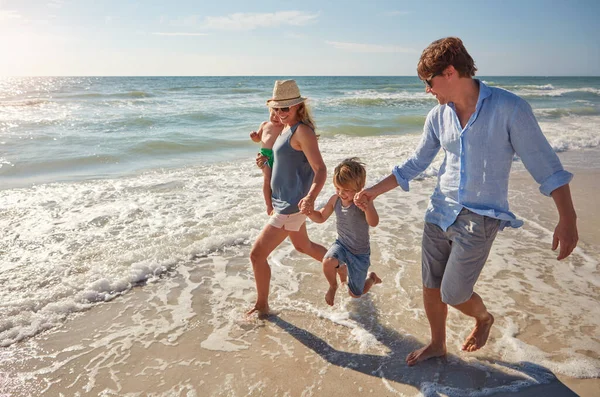 Рука Руку Пляже Молодая Семья Наслаждающаяся Летним Днем Пляже — стоковое фото