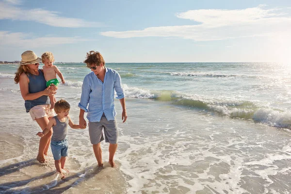 Намочи Ноги Молодая Семья Наслаждающаяся Летним Днем Пляже — стоковое фото