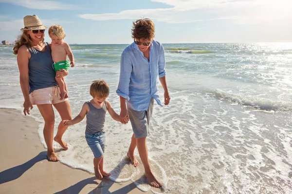 Namočil Nohy Mladá Rodina Užívá Letní Den Pláži — Stock fotografie