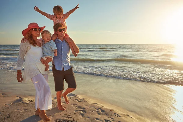 Letní Zábava Jejich Malými Mladá Rodina Užívá Den Pláži — Stock fotografie