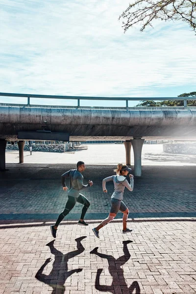 Birlikte Spor Salonuna Doğru Yola Çıkıyoruz Şehirde Koşuşturan Iki Genç — Stok fotoğraf