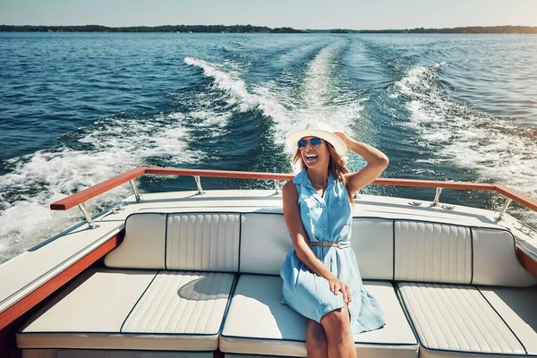 Nada Inspira Felicidade Como Passeio Barco Romântico Uma Jovem Mulher — Fotografia de Stock