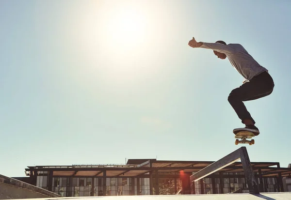 Moer Parque Filmagem Completa Jovem Fazendo Truques Seu Skate Parque — Fotografia de Stock