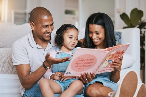 Pais Família Menina Lendo Livro Casa Colagem Aprendizagem Sala Estar — Fotografia de Stock