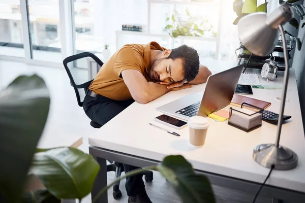 Cansado Homem Negócios Dormindo Mesa Escritório Com Risco Burnout Problema — Fotografia de Stock