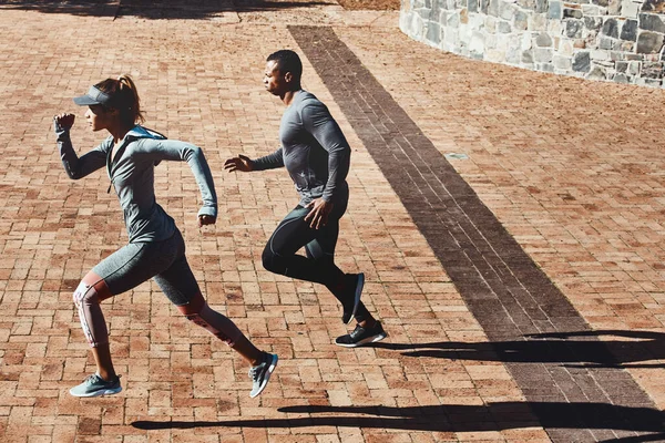 Güne Başlamak Için Sevdikleri Yol Şehirde Koşuşturan Iki Genç Atletik — Stok fotoğraf