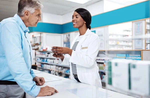 Використовуйте Протягом Днів Поспіль Жіночий Фармацевт Який Допомагає Клієнту Аптеці — стокове фото