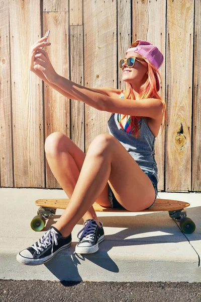 Просто Сфотографуйся Моїм Дошкою Молода Жінка Приймає Селфі Сидячи Скейтборді — стокове фото
