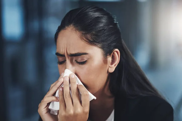 流感病毒已经找到了感染她的方法 一个年轻的女商人在办公室里垂头丧气 — 图库照片