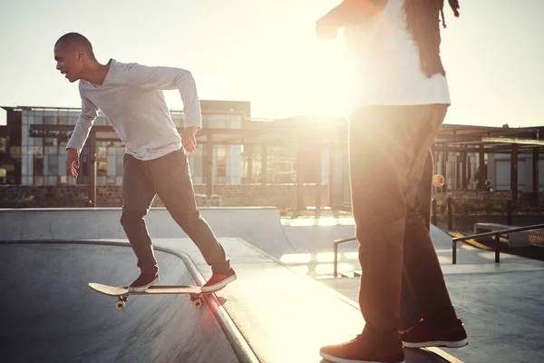 滑冰是一种生活方式 两个年轻人在一个溜冰场的滑板上一起滑冰 — 图库照片