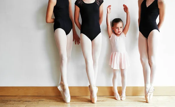 Today Beginner Tomorrow Superstar Group Young Ballerinas Teaching Little Girl — Stock Photo, Image