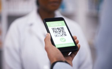 QR kodu, internetteki bağlantısız teknolojinin test sonuçlarını taramak için telefonu olan doktorun ekranı ya da eli. Dijital kayıt ya da barkod görüntüsü olan yakın çekim, mobil uygulama ya da tıbbi sağlık uzmanı.