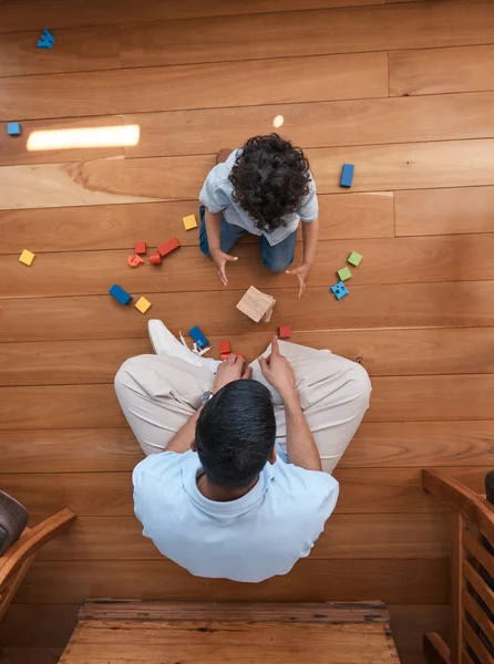 玩具和父亲的顶部视图与宝宝在地板上玩耍 教育游戏和学习 儿童发展 家庭家庭及以上的父亲和男孩 以获得创造性的乐趣 联系和爱 — 图库照片