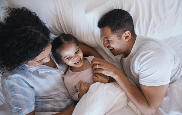 Anne Baba Çocuk Sabahları Aile Evinde Bir Yatak Odasında Birbirlerine — Stok fotoğraf