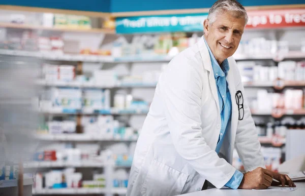 あなたのための最良の治療についてのいくつかのアドバイスのためにポップ 薬局でクリップボードに書いている男性薬剤師が — ストック写真