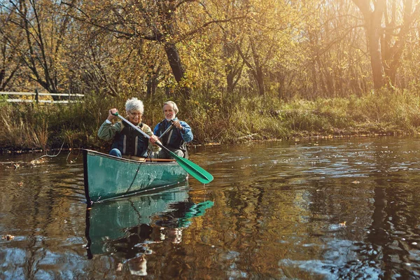Kajak Udržuje Jejich Odchod Důchodu Aktivní Starší Pár Projížďku Kánoi — Stock fotografie