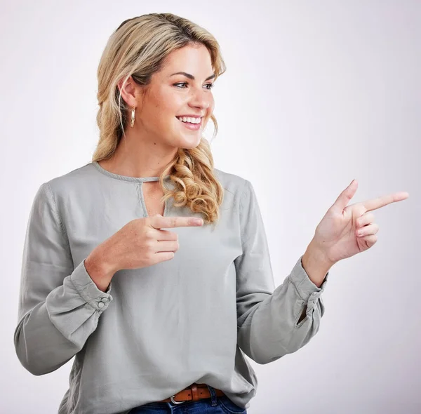 Щаслива Жінка Вказує Рекламу Білому Тлі Пропозиції Інформації Бренду Найближчим — стокове фото