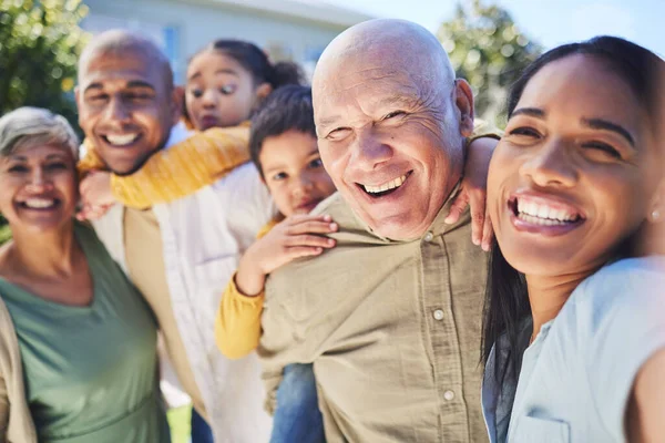 Famiglia Numerosa Interrazziale Selfie Con Sorriso Felici Insieme Nonni Genitori — Foto Stock