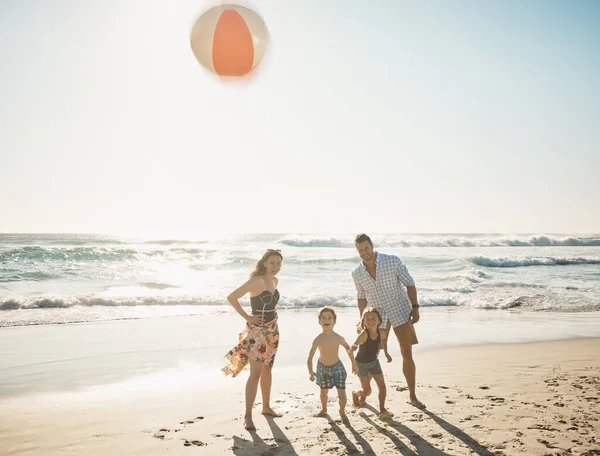 Biz Plaj Günleri Için Yaşarız Dört Kişilik Bir Aile Günü — Stok fotoğraf