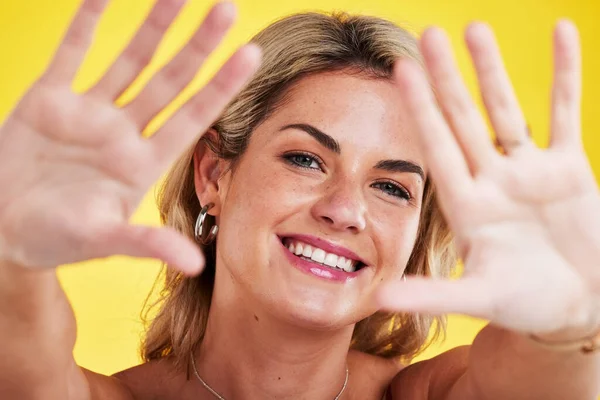 Mode Frame Portret Van Vrouw Met Handen Gele Achtergrond Make — Stockfoto