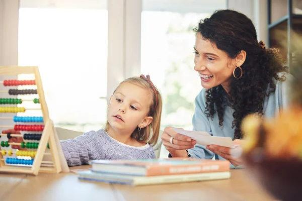 Edukacja Liczebność Matka Dziewczyna Domu Nauczaniem Lekcję Pracę Domową Naukę — Zdjęcie stockowe