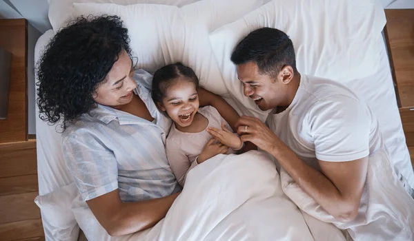 Anne Baba Çocuk Sabahları Aile Evinde Bir Yatak Odasında Bağ — Stok fotoğraf