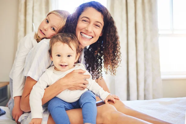 Portret Rodzina Dzieci Uśmiechają Się Matką Domu Nawiązując Więzi Bawiąc — Zdjęcie stockowe